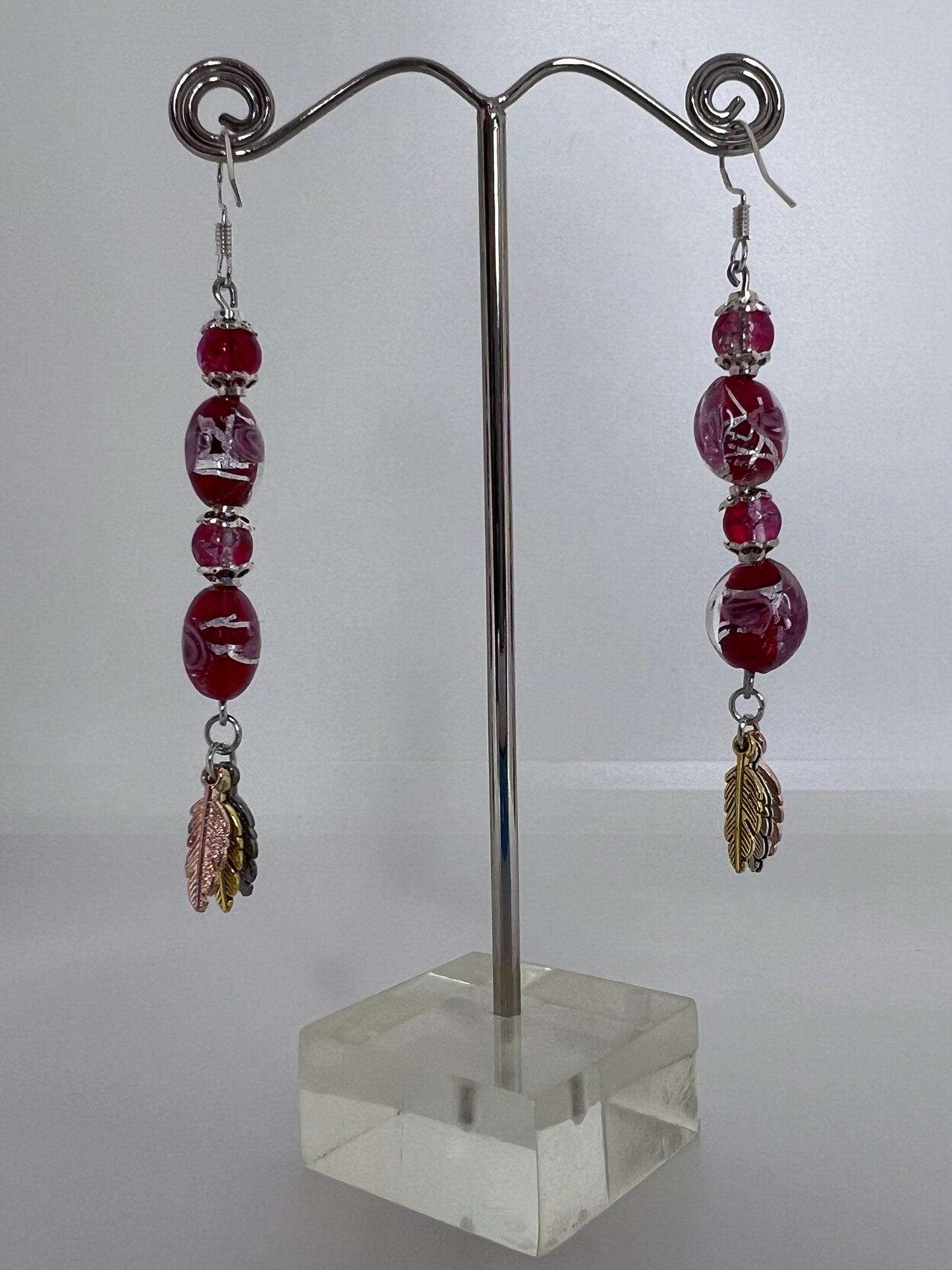 boucle d'oreille pendante 3 perles rouge et 3 plumes argent dorée rosé
