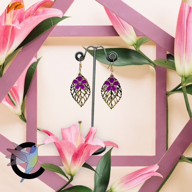 Boucles d'oreilles feuilles dorées et fleur mauve élégance naturelle