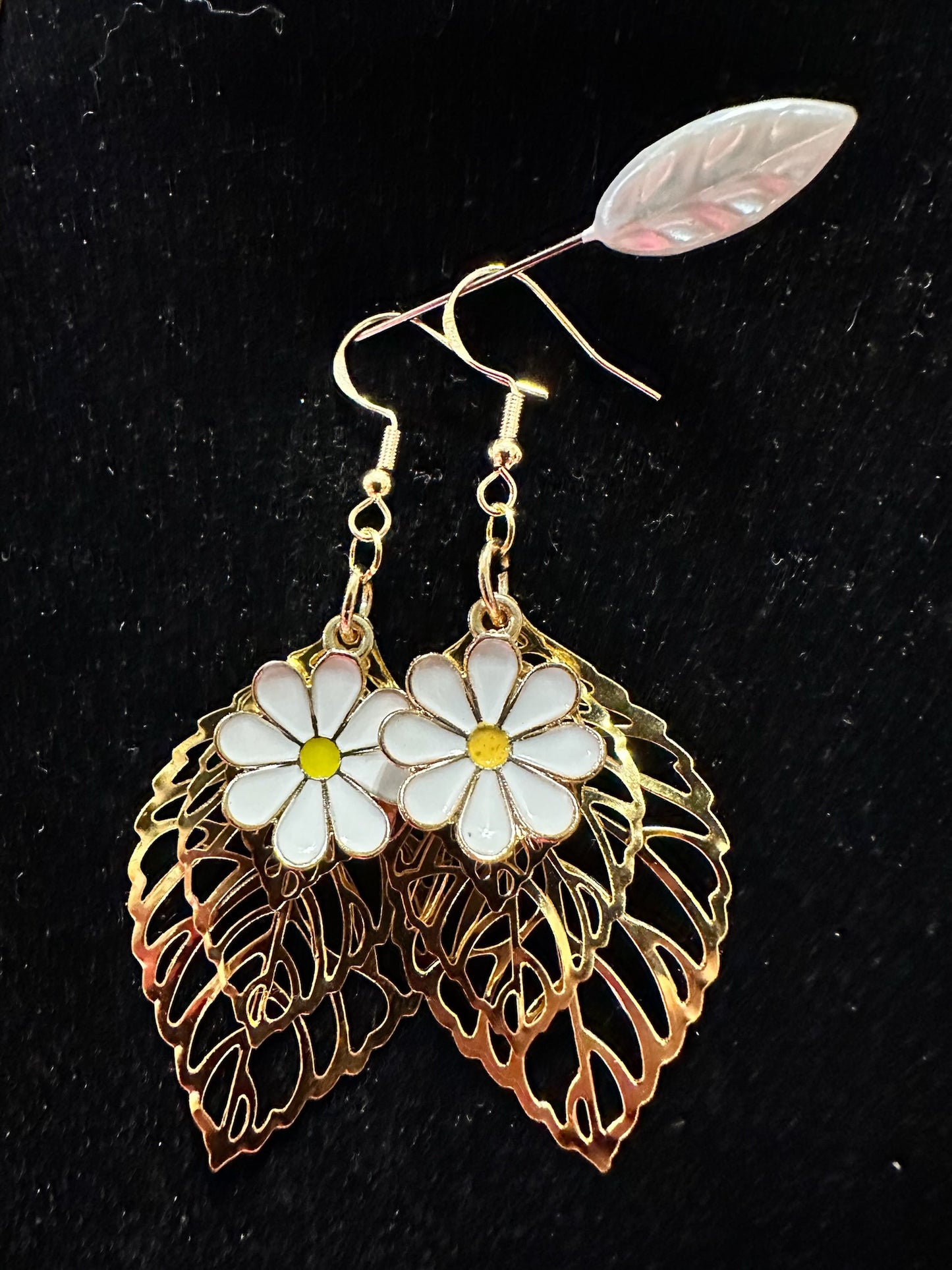 Boucles d'oreilles feuilles dorées et fleur mauve élégance naturelle