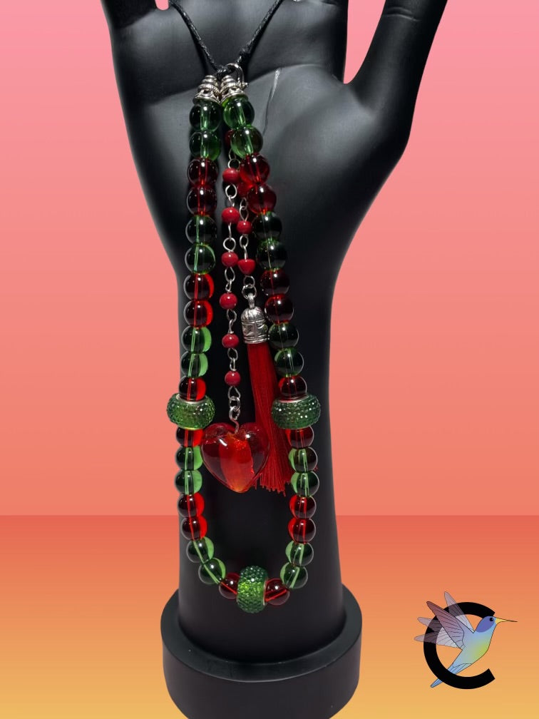 Éclat de Cœur : Bijou de Téléphone avec Cœur en Verre de Venise et Pompon Rouge