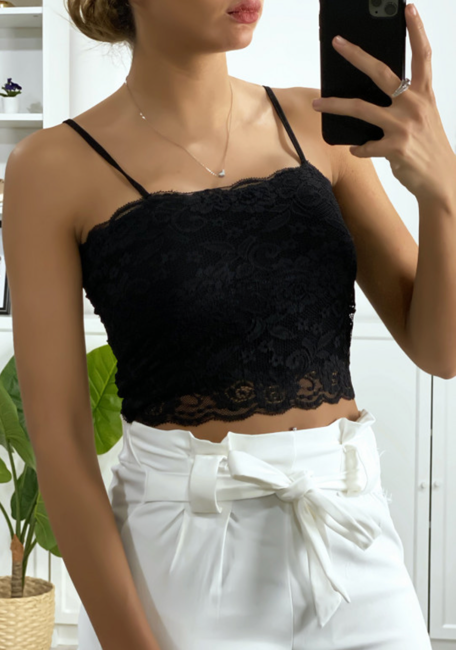 DÉBARDEUR NOIR EN DENTELLE DOUBLÉ AVEC BRETELLE AMOVIBLE (taille M/L)