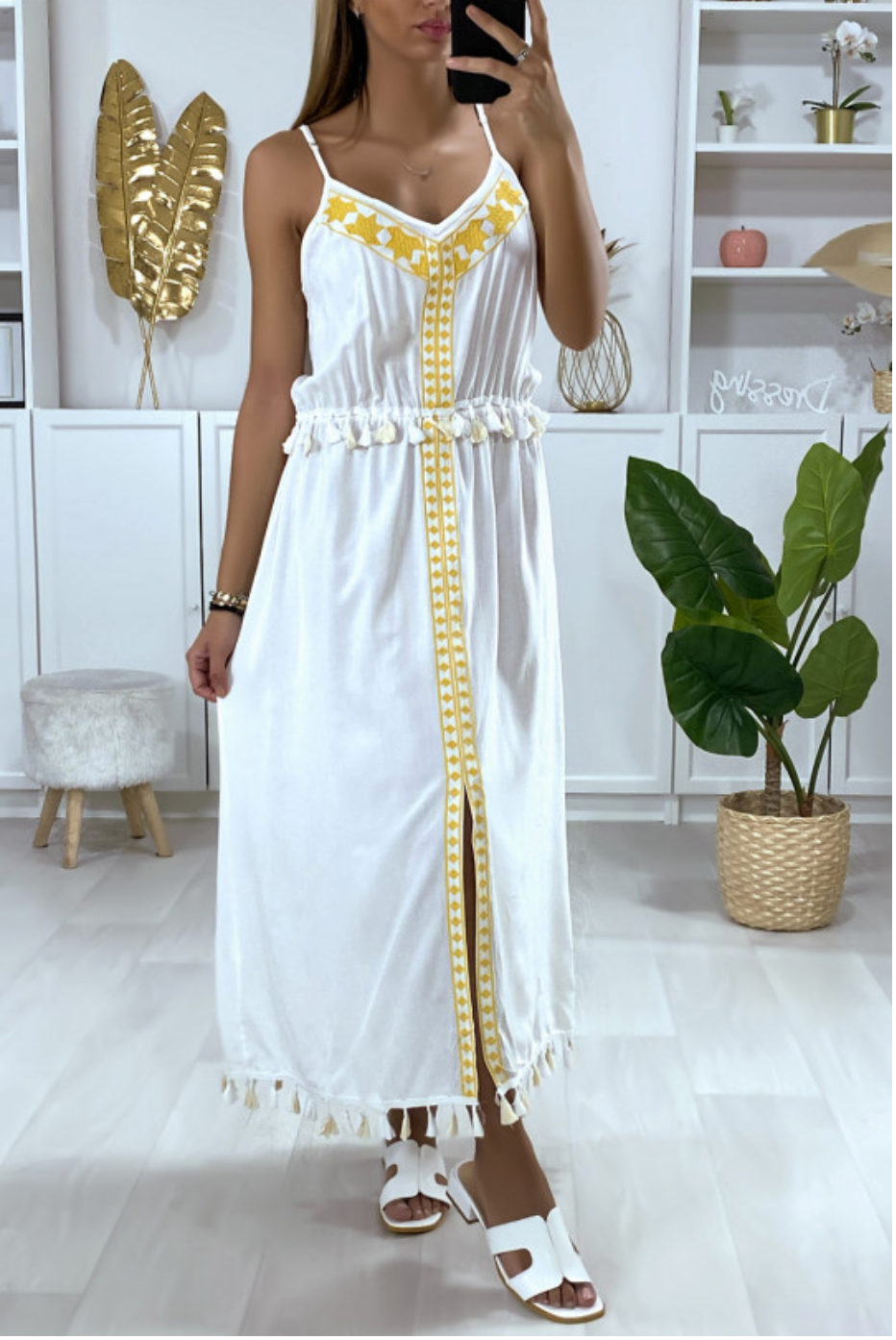 Longue robe blanche avec broderie jaune et pompon M/L