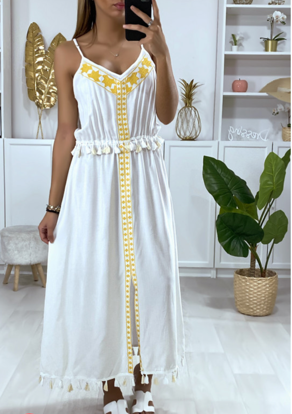 Longue robe blanche avec broderie jaune et pompon M/L