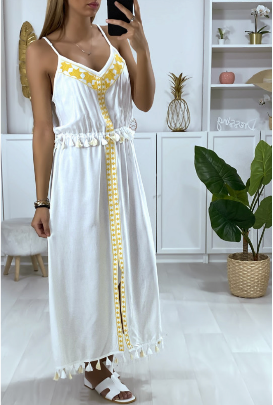 Longue robe blanche avec broderie jaune et pompon M/L