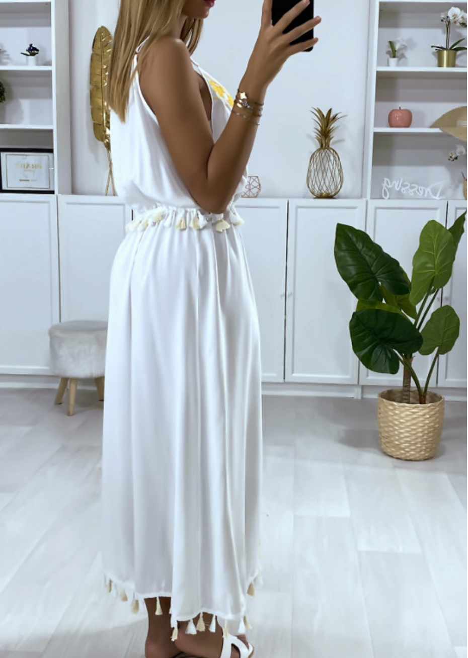 Longue robe blanche avec broderie jaune et pompon M/L