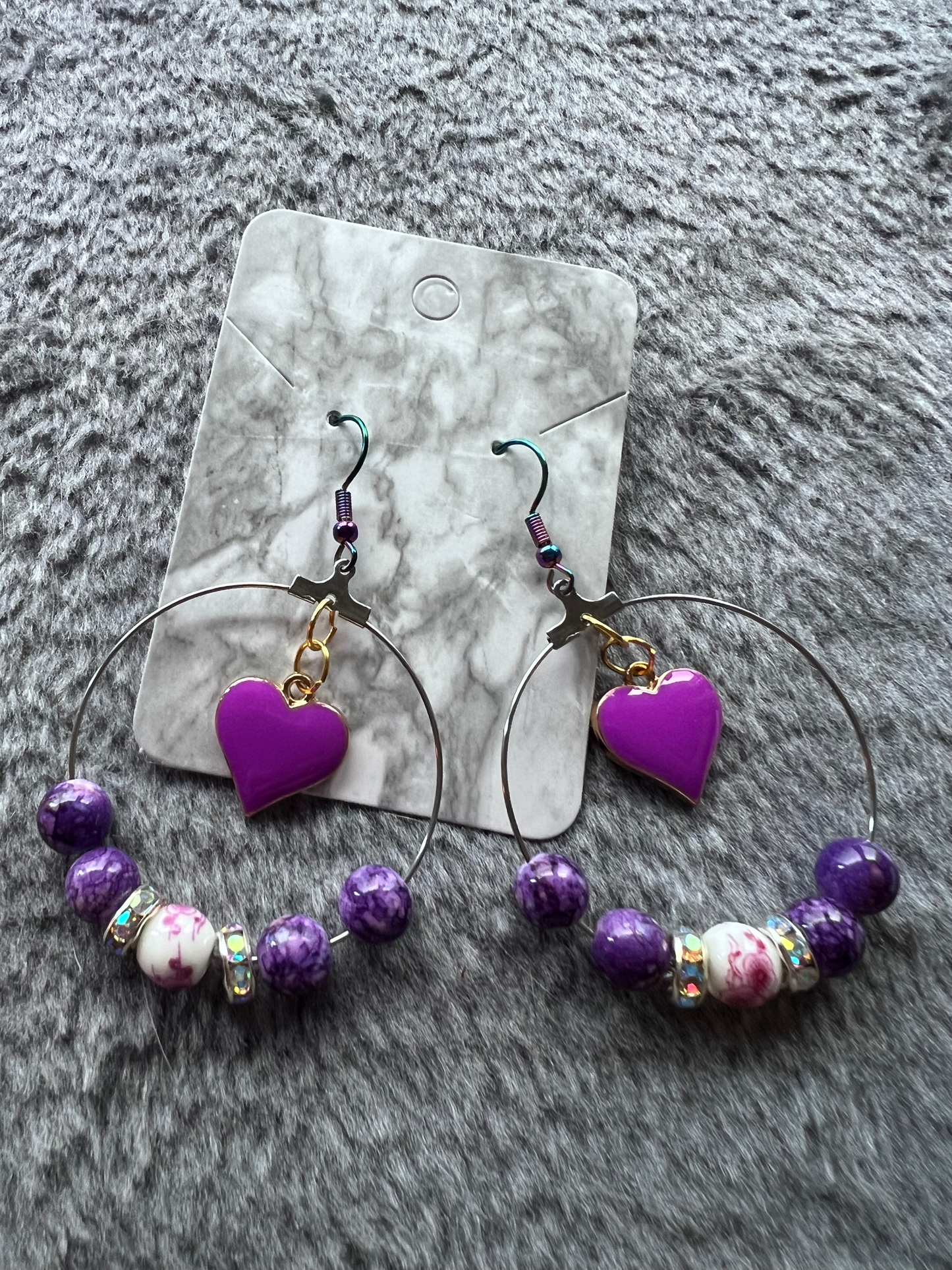 Boucle d'oreille fait main anneau avec perle et en son centre un coeur mauve