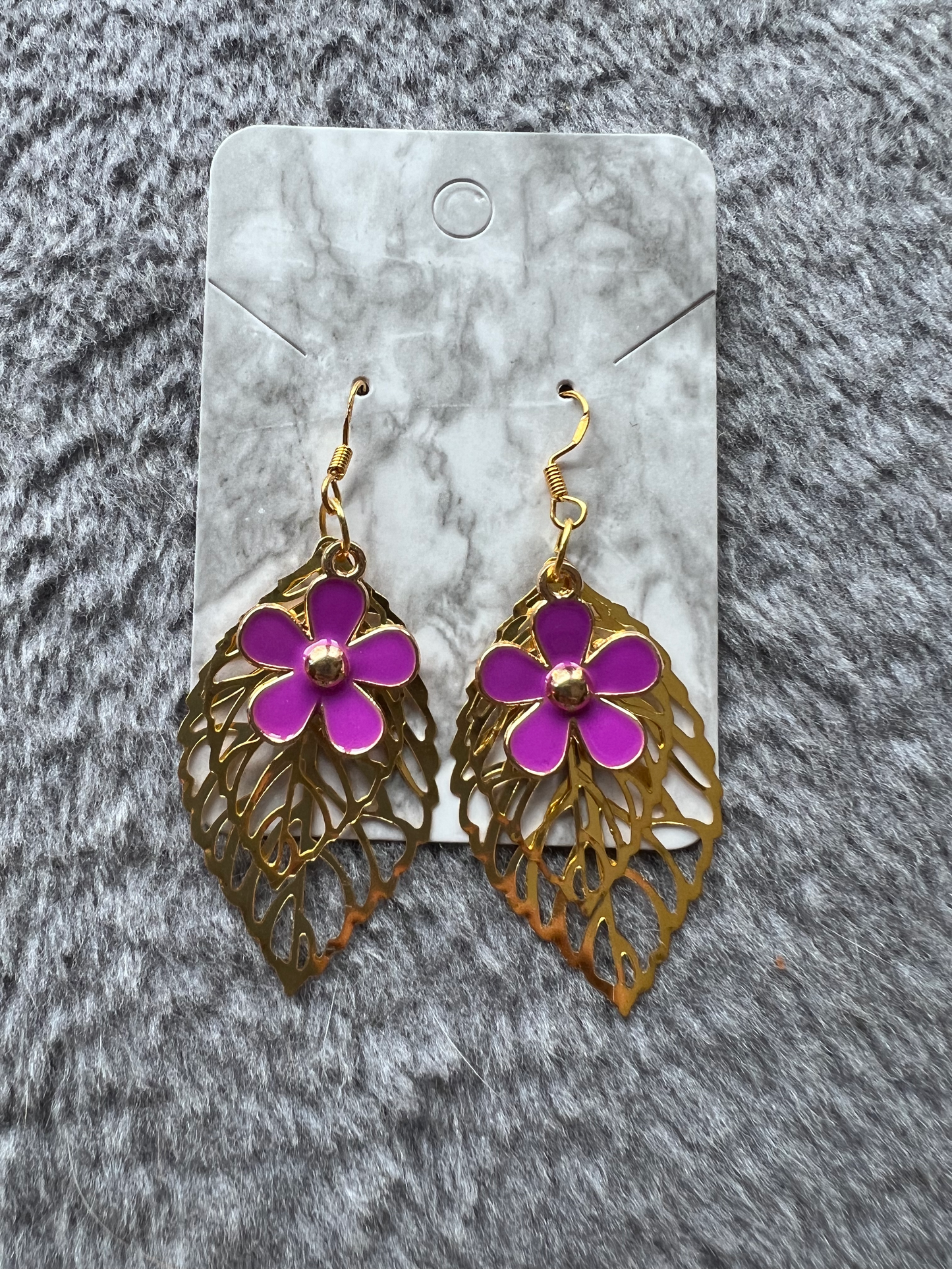 Boucles d'oreilles feuilles dorées et fleur mauve élégance naturelle