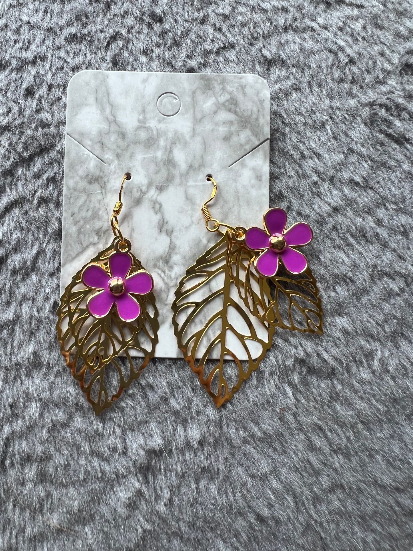 Boucles d'oreilles feuilles dorées et fleur mauve élégance naturelle