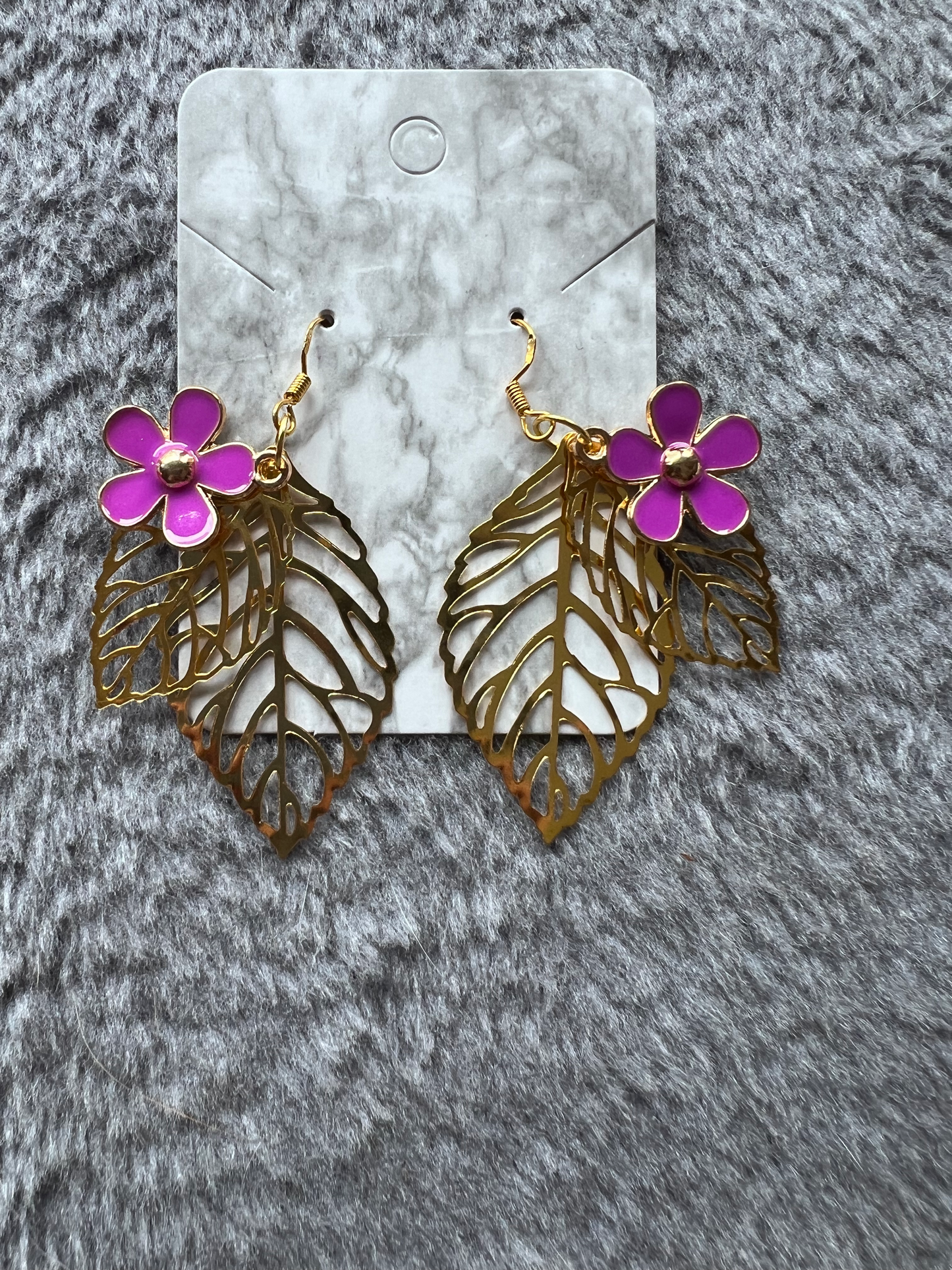 Boucles d'oreilles feuilles dorées et fleur mauve élégance naturelle