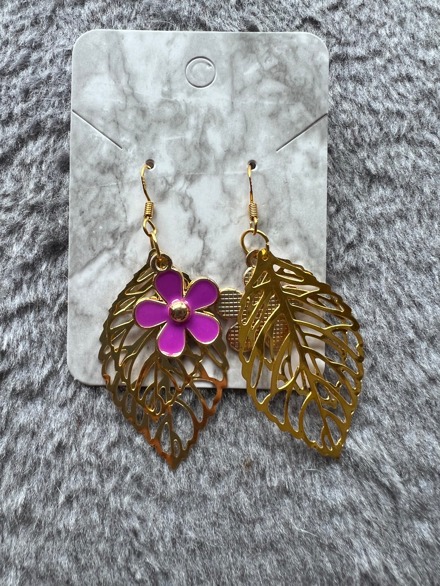 Boucles d'oreilles feuilles dorées et fleur mauve élégance naturelle