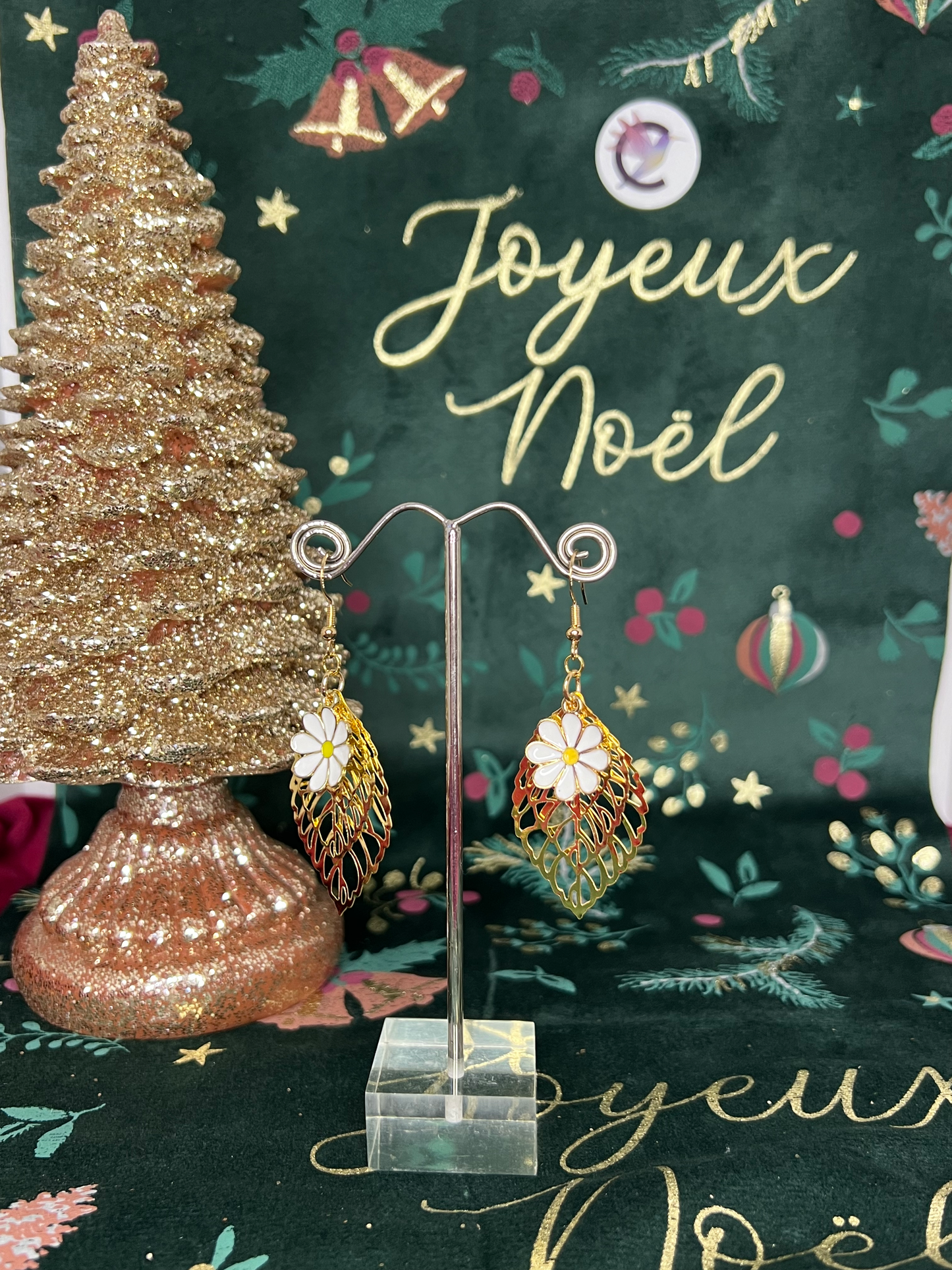 Boucles d'oreilles feuilles dorées et fleur mauve élégance naturelle