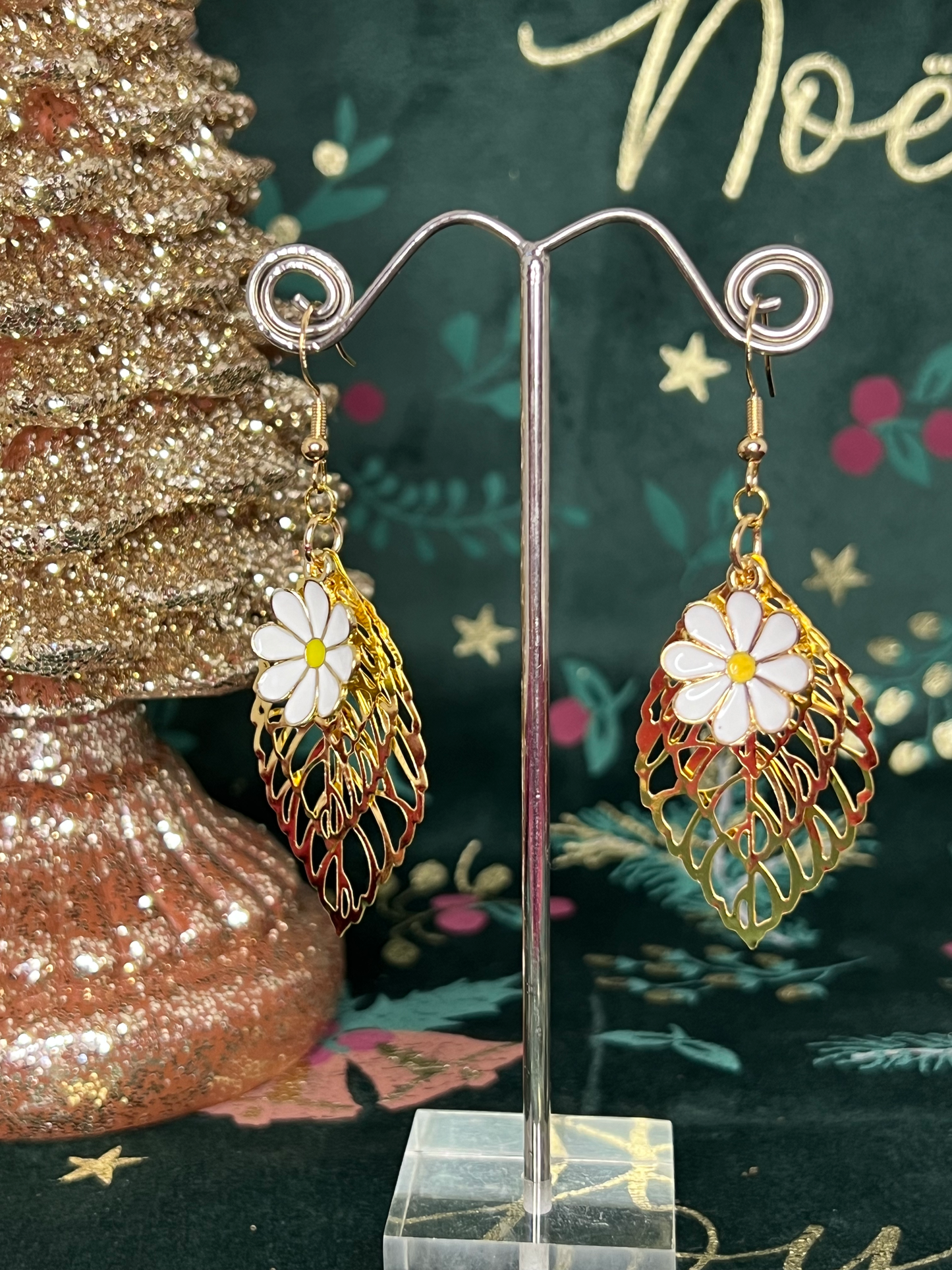 Boucles d'oreilles feuilles dorées et fleur mauve élégance naturelle