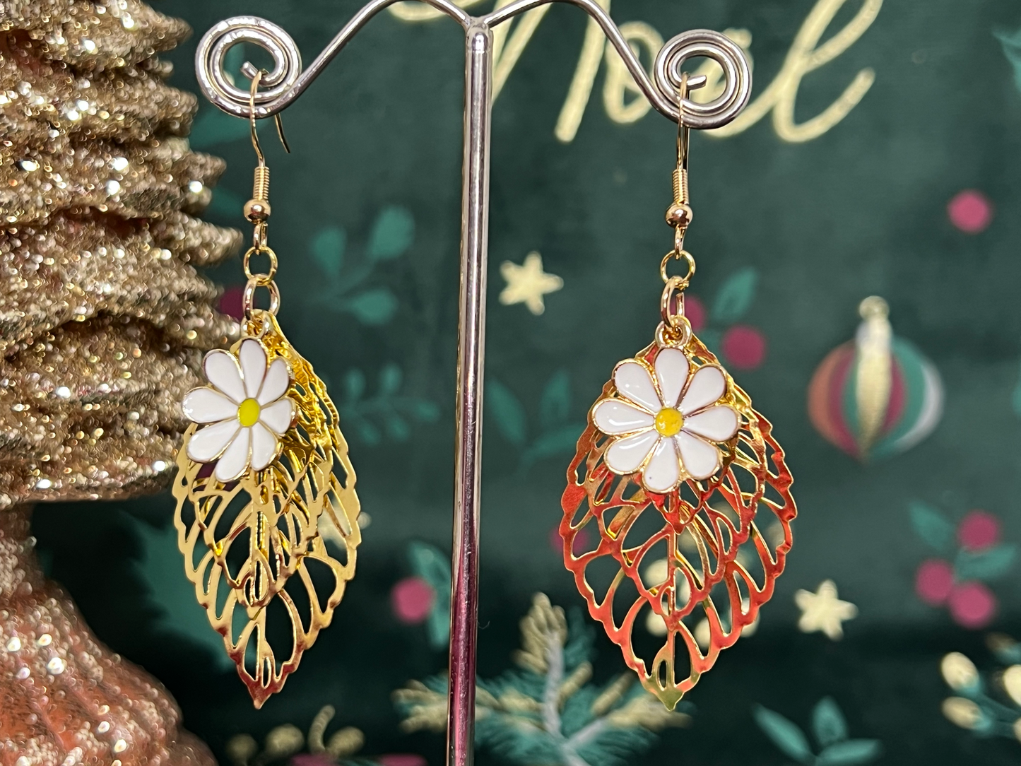 Boucles d'oreilles feuilles dorées et fleur mauve élégance naturelle
