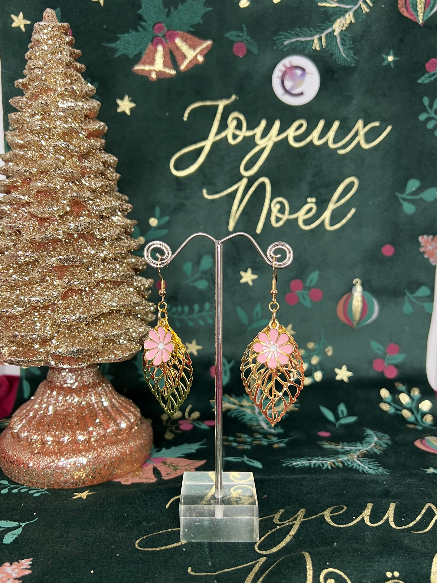 Boucles d'oreilles feuilles dorées et fleur mauve élégance naturelle