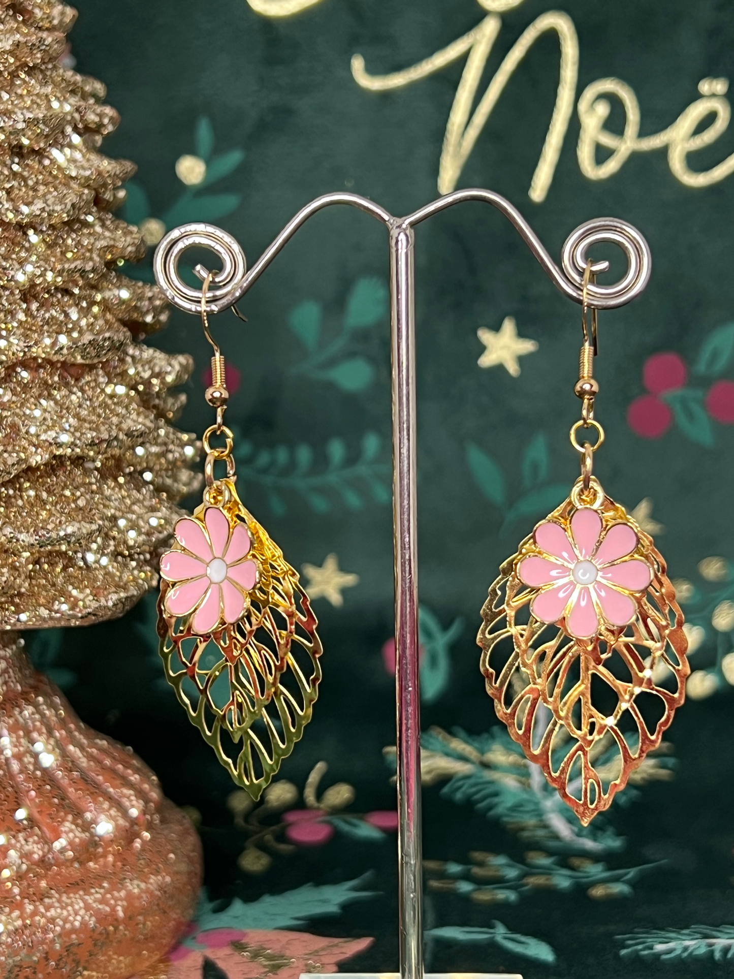 Boucles d'oreilles feuilles dorées et fleur mauve élégance naturelle