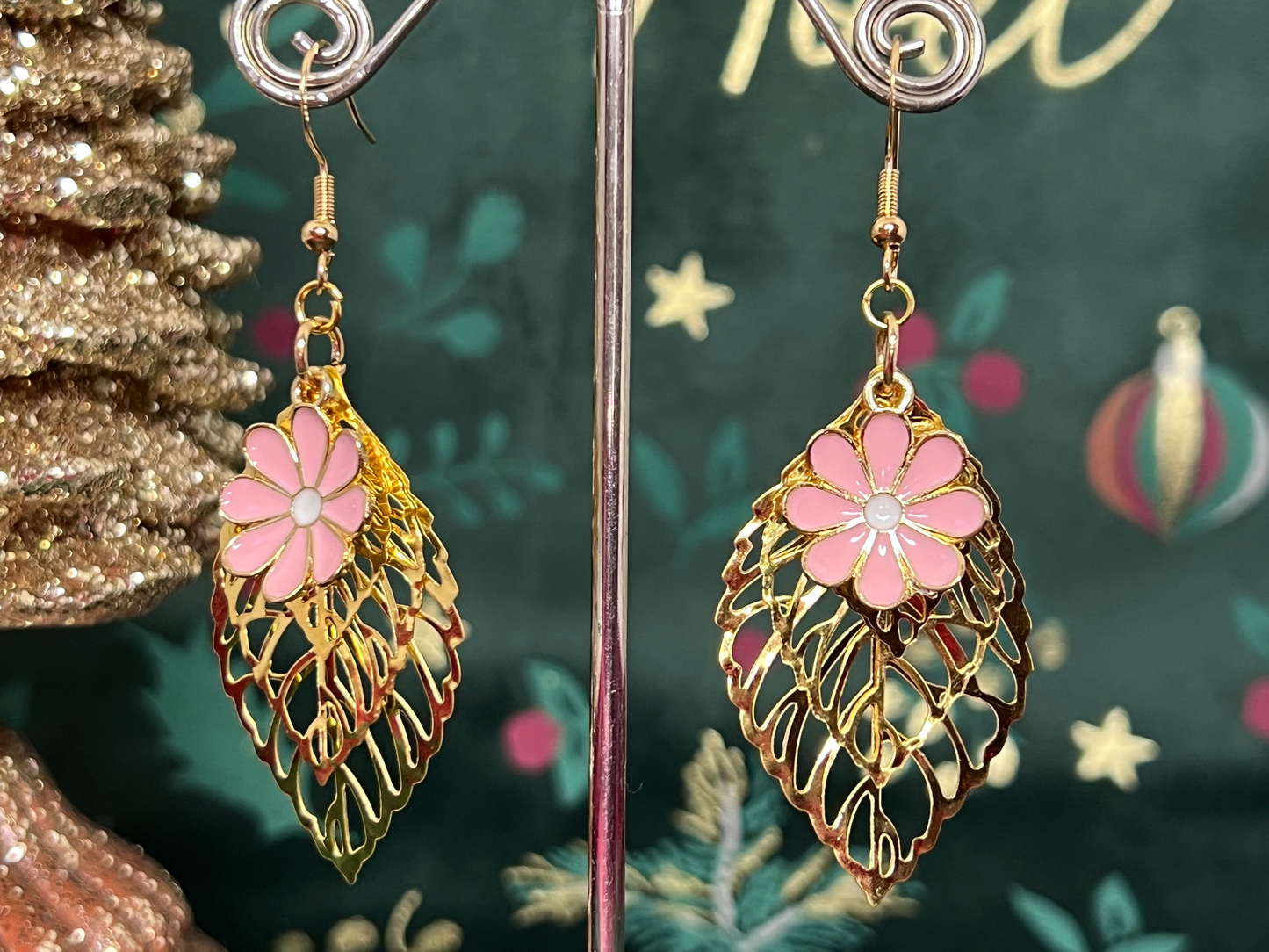 Boucles d'oreilles feuilles dorées et fleur mauve élégance naturelle