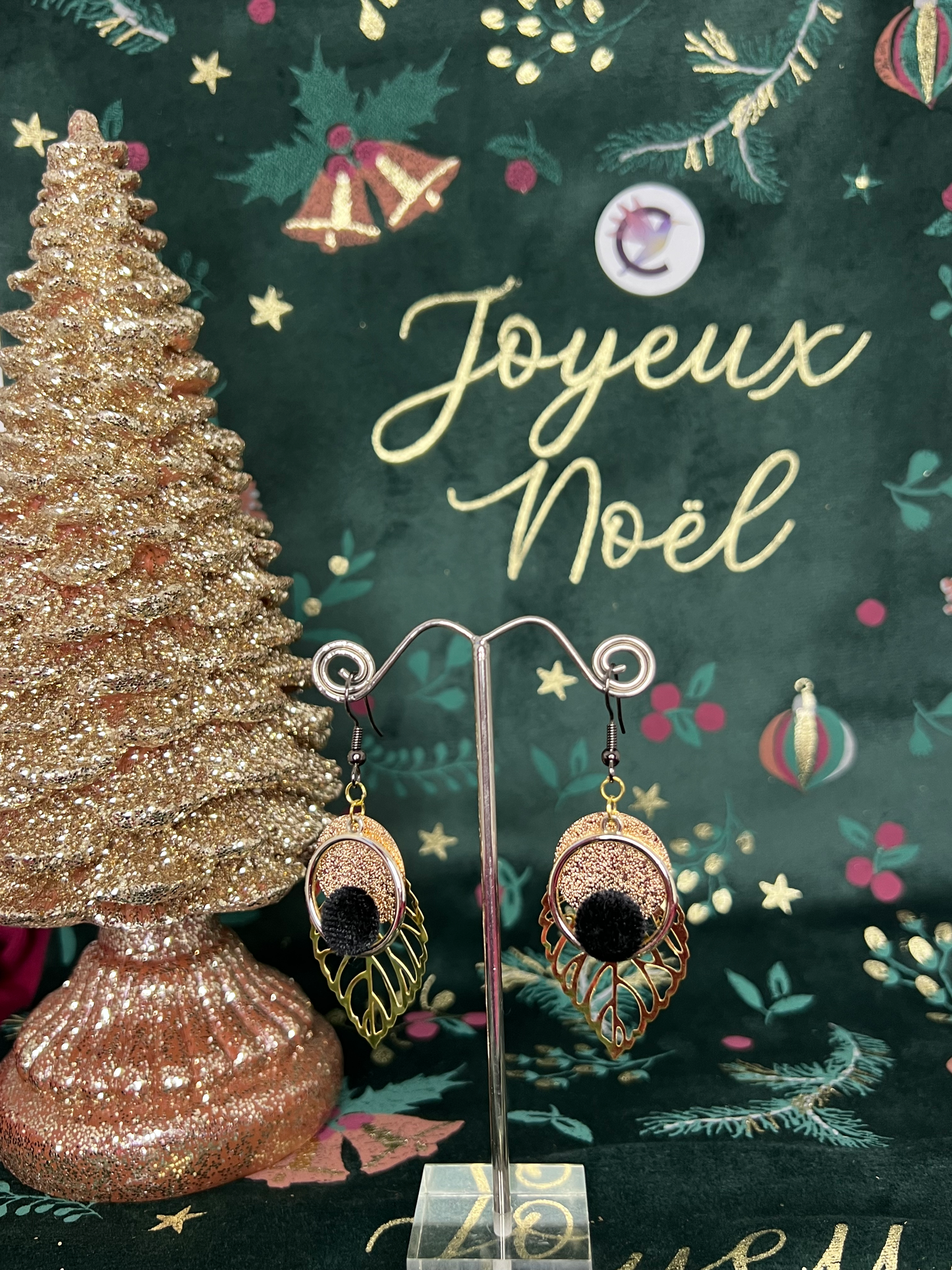 🍃🖤 Élégance Naturelle : Boucles d'Oreilles Feuille avec Pompon Noir dans un Anneau 🖤🍃