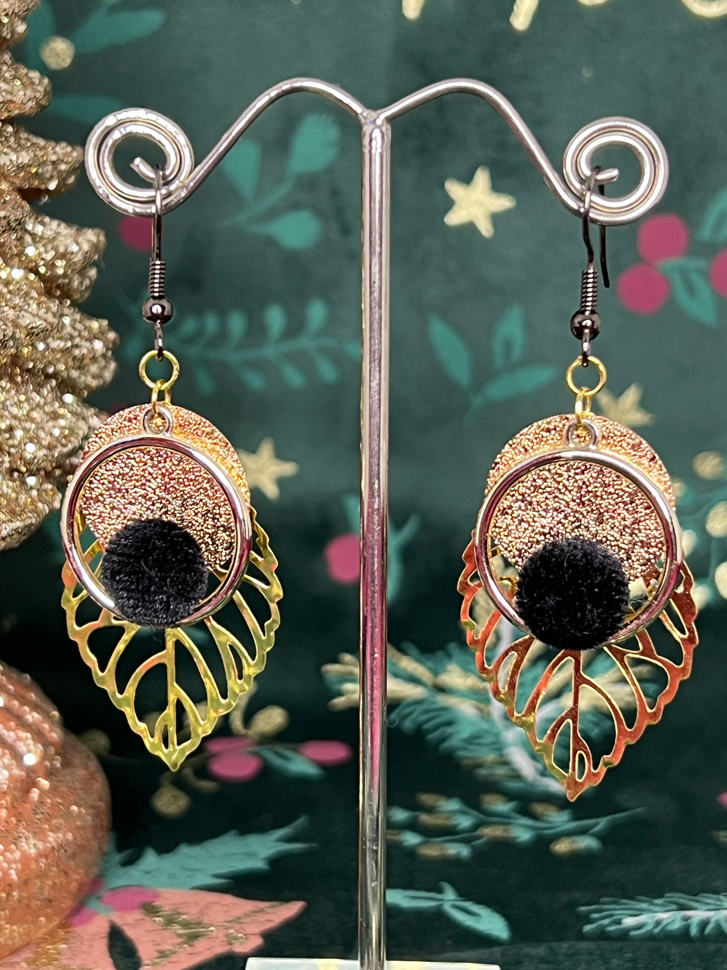 🍃🖤 Élégance Naturelle : Boucles d'Oreilles Feuille avec Pompon Noir dans un Anneau 🖤🍃