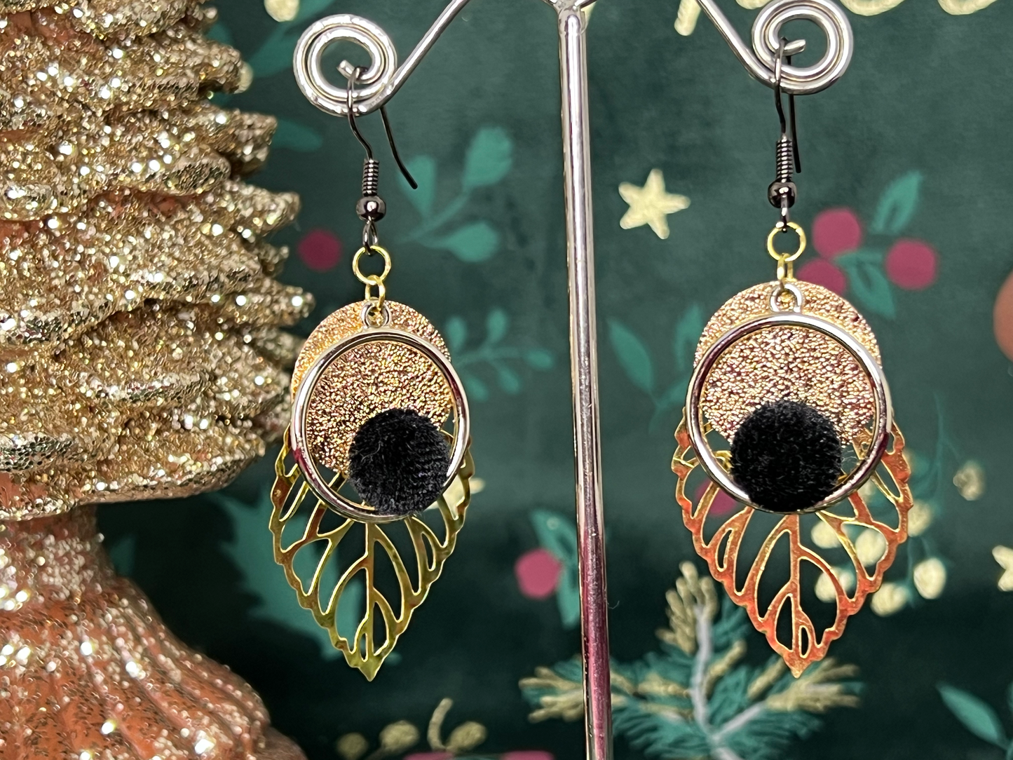 🍃🖤 Élégance Naturelle : Boucles d'Oreilles Feuille avec Pompon Noir dans un Anneau 🖤🍃