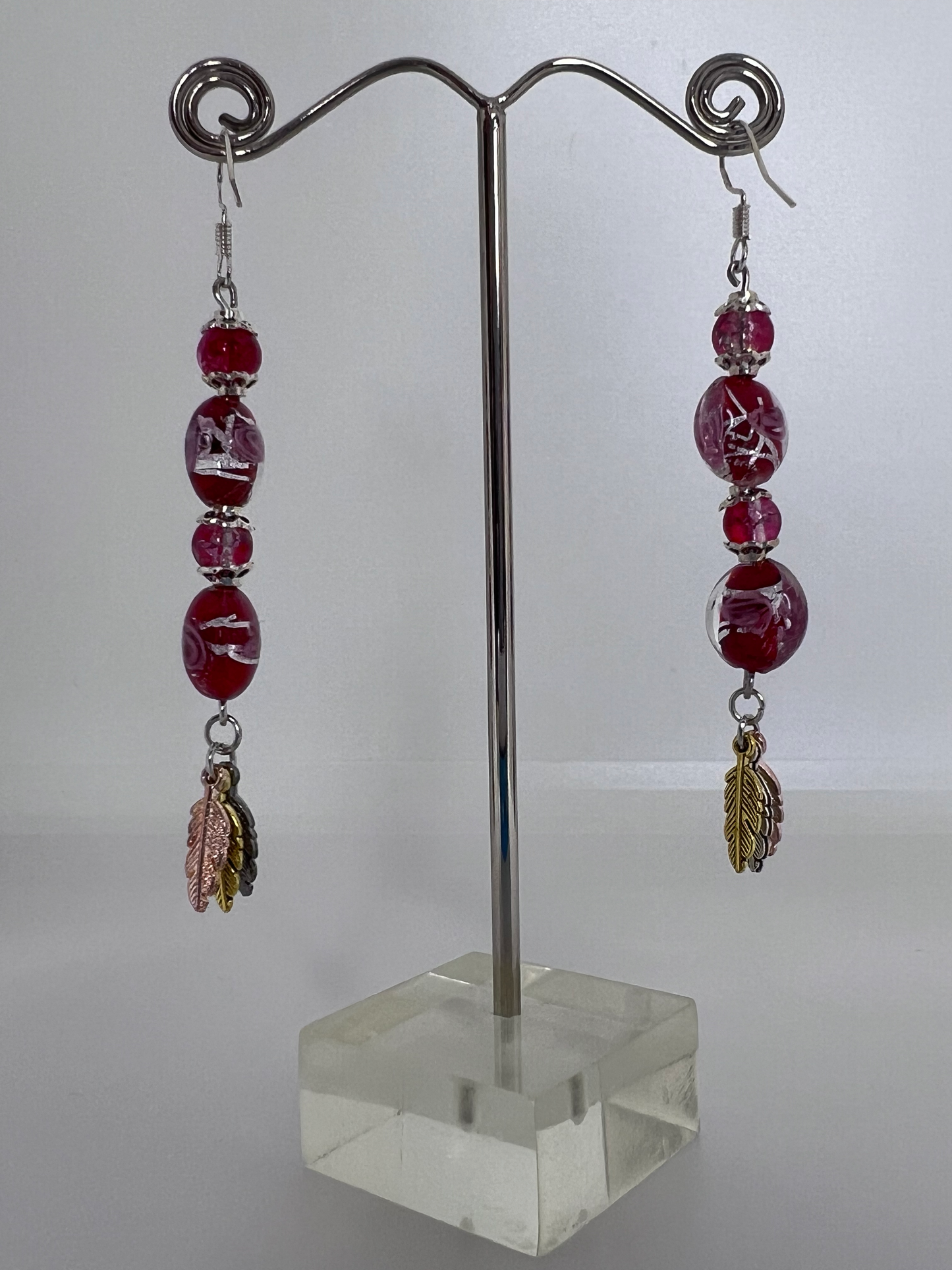 boucle d'oreille pendante 3 perles rouge et 3 plumes argent dorée rosé