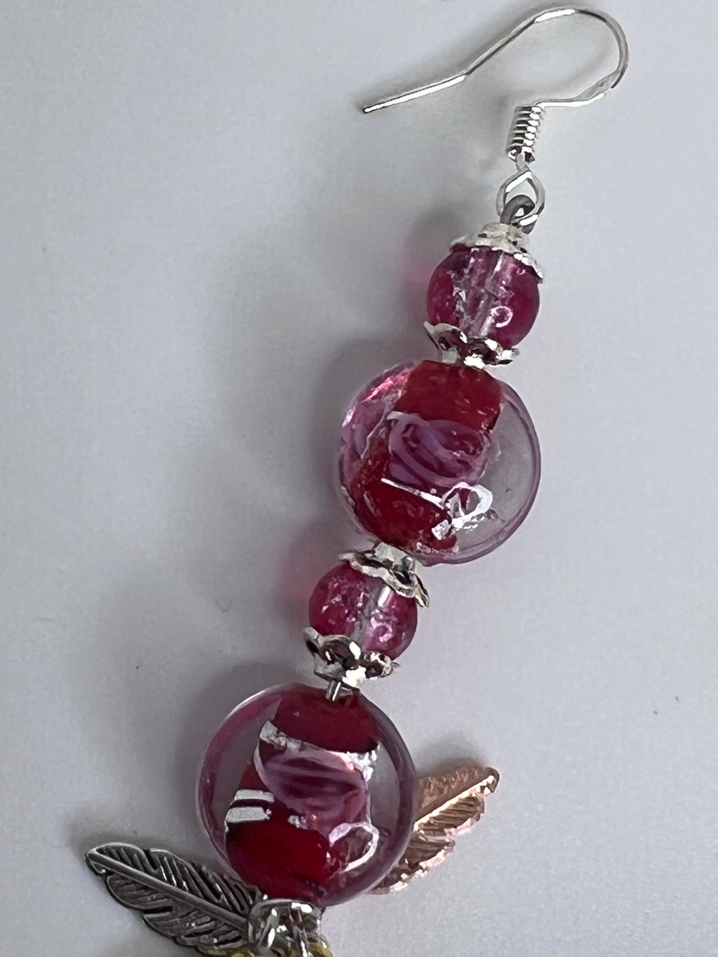 boucle d'oreille pendante 3 perles rouge et 3 plumes argent dorée rosé
