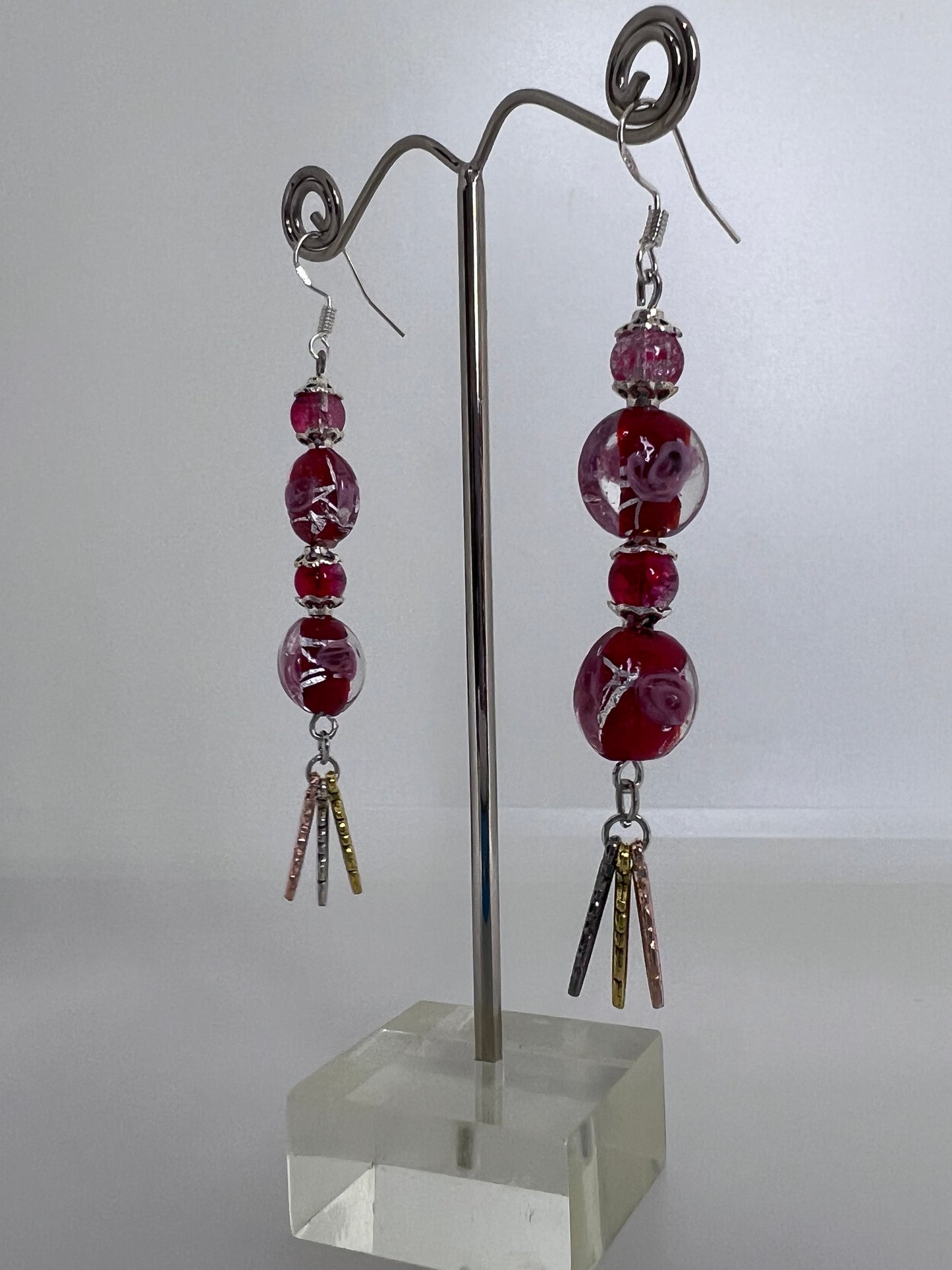 boucle d'oreille pendante 3 perles rouge et 3 plumes argent dorée rosé