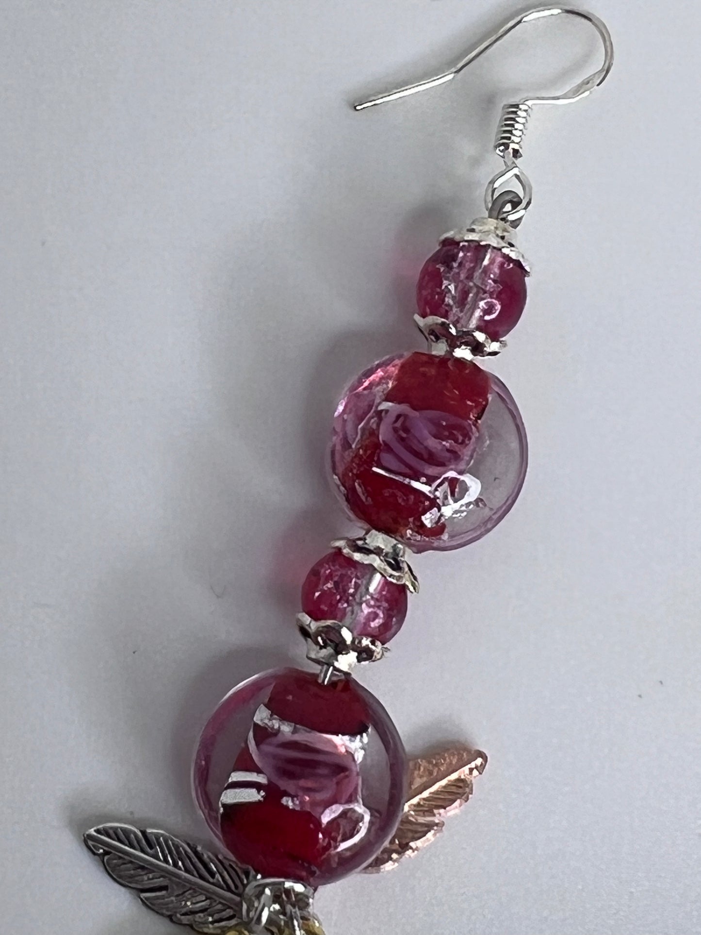 boucle d'oreille pendante 3 perles rouge et 3 plumes argent dorée rosé