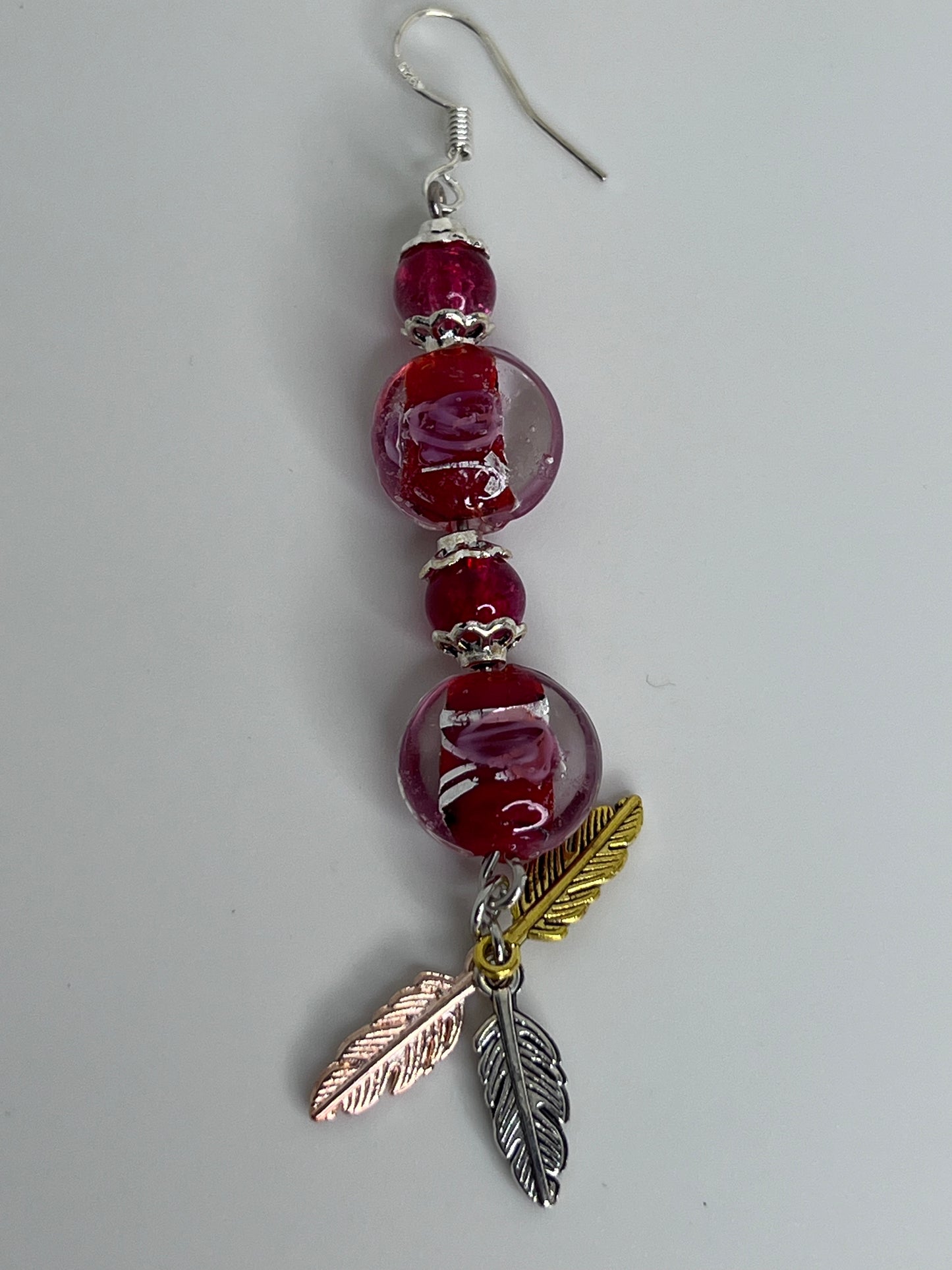 boucle d'oreille pendante 3 perles rouge et 3 plumes argent dorée rosé