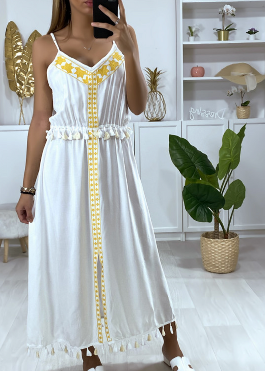 Longue robe blanche avec broderie jaune et pompon M/L